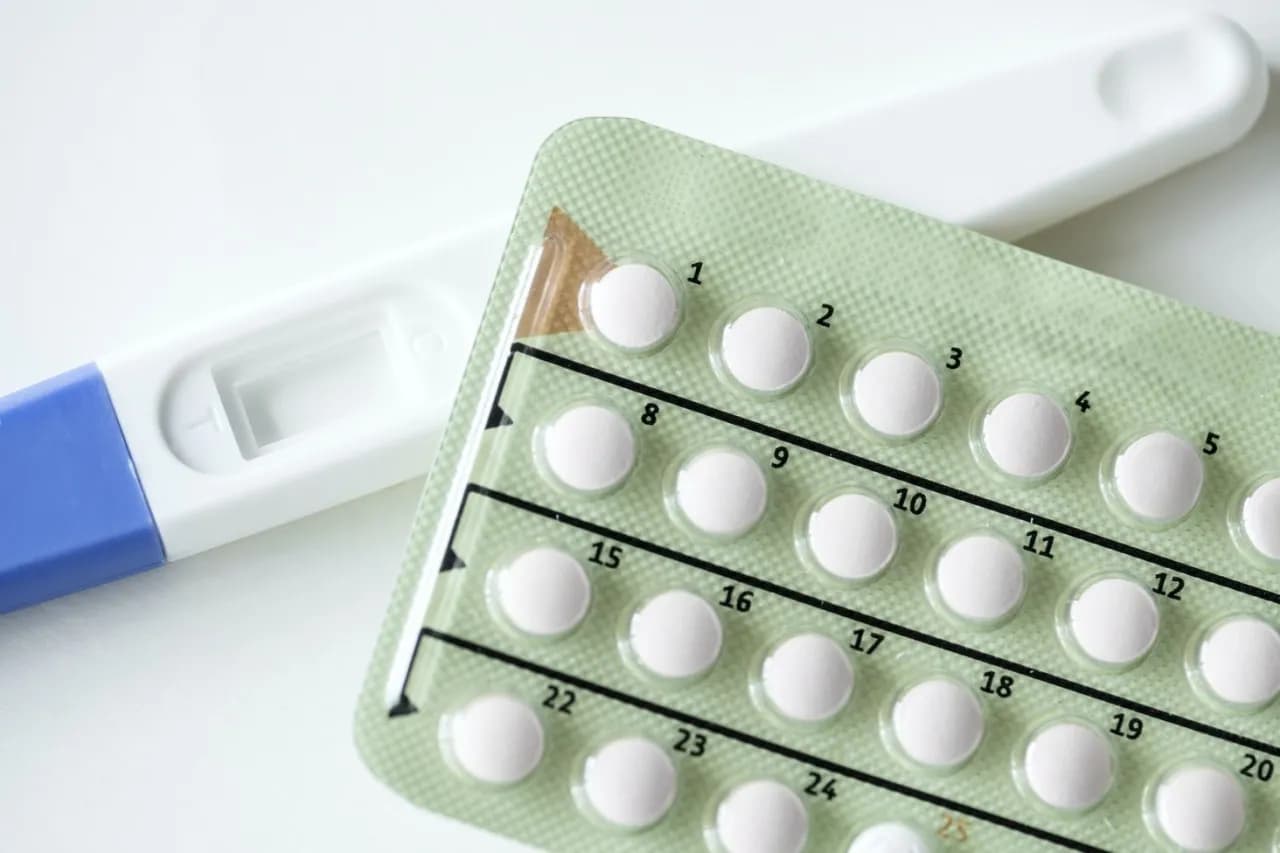 Objawy ciąży podczas zażywania tabletek antykoncepcyjnych - co warto wiedzieć?