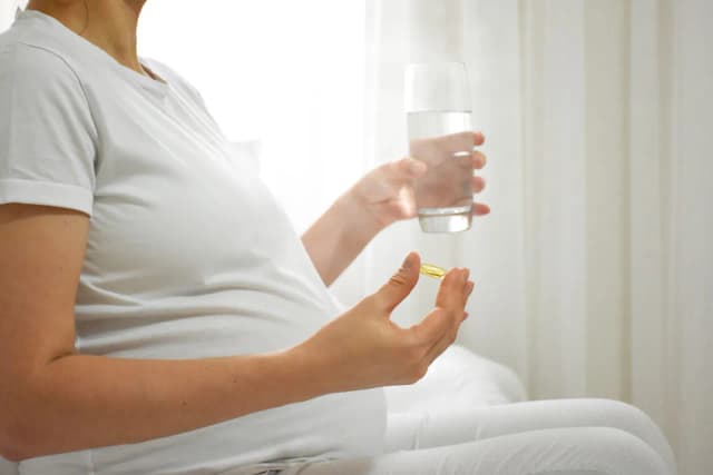 DHA w ciąży od kiedy? Kluczowe informacje dla zdrowia mamy i dziecka